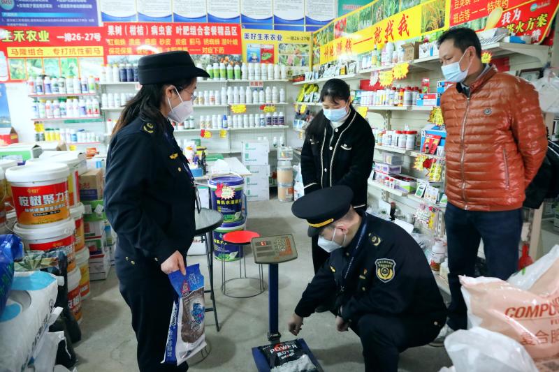 執(zhí)法人員對(duì)一家化肥經(jīng)營(yíng)店進(jìn)行檢查。(何正君 攝).jpg 執(zhí)法人員對(duì)一家化肥經(jīng)營(yíng)店進(jìn)行檢查。(何正君 攝).jpg