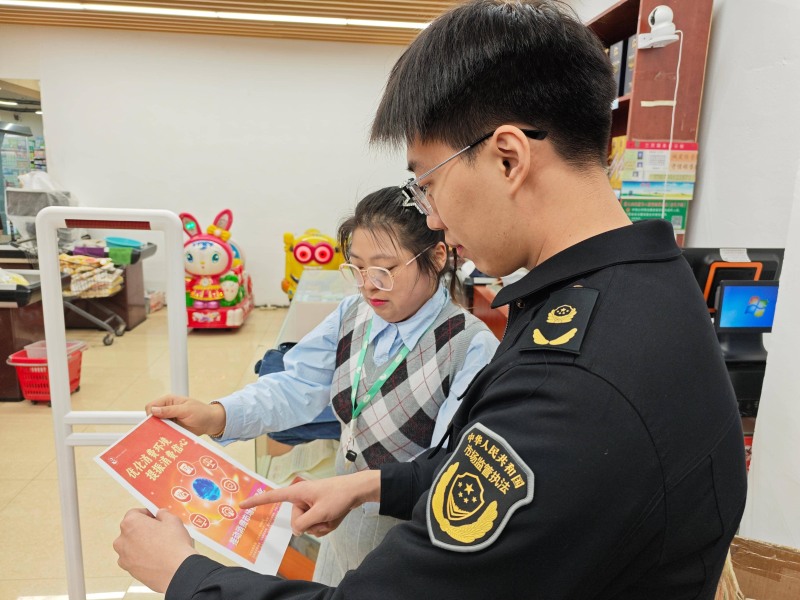 伊春市市場監(jiān)督管理局烏翠分局多措并舉開展“優(yōu)化消費環(huán)境月”宣傳活動_執(zhí)法人員正在向消費者講解如何識別商品標簽、防范消費陷阱、依法維權等實用知識1.png_e056483c1c664e2a9a3d4ca995381dc2.png 伊春市市場監(jiān)督管理局烏翠分局多措并舉開展“優(yōu)化消費環(huán)境月”宣傳活動_執(zhí)法人員正在向消費者講解如何識別商品標簽、防范消費陷阱、依法維權等實用知識1.png_e056483c1c664e2a9a3d4ca995381dc2.png